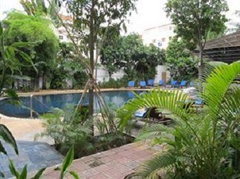 Holiday Hotel Phnom Penh Bagian luar foto